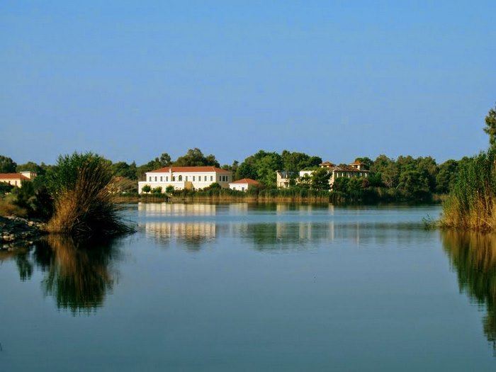 Μια λίμνη και στη μέση της ένα πανέμορφο νησάκι! Παραμυθένιο τοπίο που.. βρίσκεται στην Ελλάδα