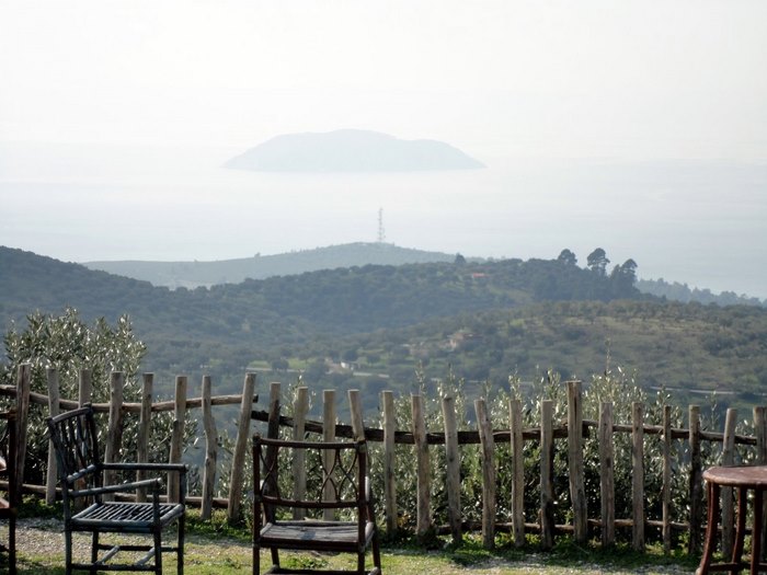 Το ωραιότερο χωριό της Χαλκιδικής με το απίστευτο όνομα. Ένα στολίδι με θέα το πέλαγο που κόβει την ανάσα