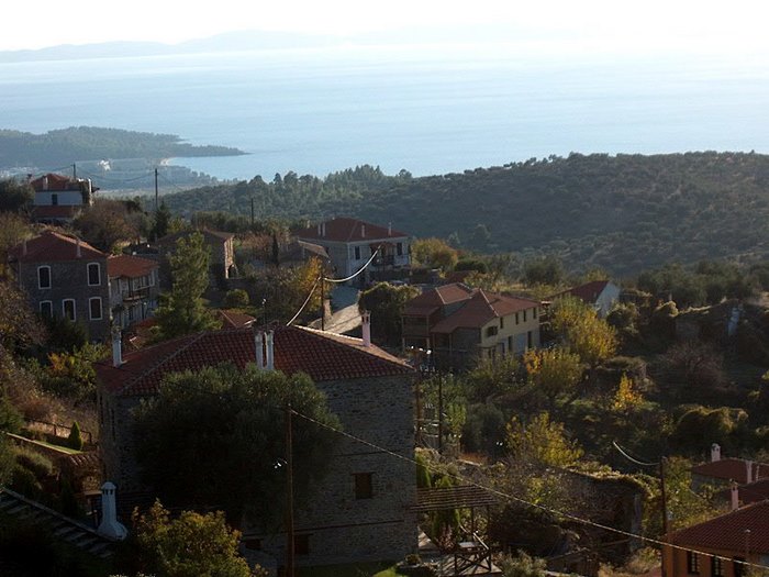 Το ωραιότερο χωριό της Χαλκιδικής με το απίστευτο όνομα. Ένα στολίδι με θέα το πέλαγο που κόβει την ανάσα