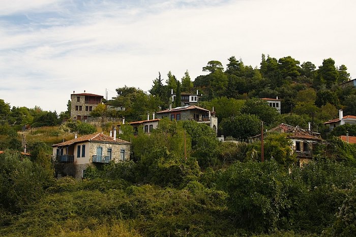 Το ωραιότερο χωριό της Χαλκιδικής με το απίστευτο όνομα. Ένα στολίδι με θέα το πέλαγο που κόβει την ανάσα