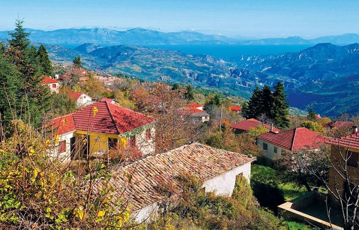  Στα λιθόστρωτα καλντερίμια τους θα θέλετε να χαθείτε για πάντα: Οι 10 πιο γραφικοί φθινοπωρινοί προορισμοί στην Ελλάδα 