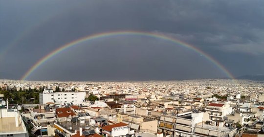 Το ουράνιο τόξο στον ουρανό της Αθήνας μετά τη βροχή