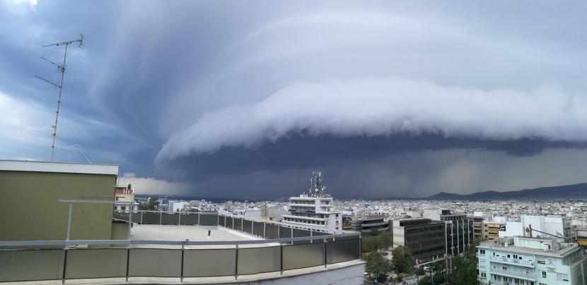 Ένα shelf cloud πάνω από την Αθήνα: Τι σημαίνει η εμφάνιση του εντυπωσιακού σύννεφου (Photos)