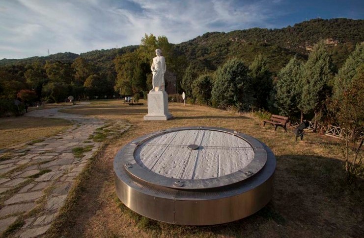 Όλοι οι νόμοι της Φυσικής του Αριστοτέλη βρίσκονται μέσα σ΄ένα θεματικό πάρκο στη Χαλκιδική.