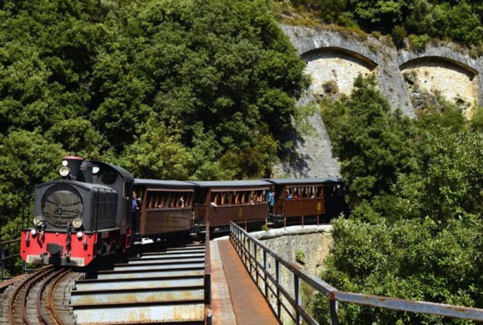 Παγκόσμια μοναδικότητα: Η πιο στενή σιδηροδρομική γραμμή στον κόσμο βρίσκεται στην Ελλάδα