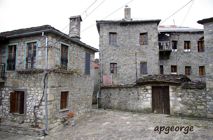 Το Ελληνικό χωριό που ο χρόνος έχει σταματήσει δυο αιώνες πριν. Ένα στολίδι αρχιτεκτονικής από πέτρα και ξύλο! 