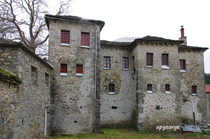 Το Ελληνικό χωριό που ο χρόνος έχει σταματήσει δυο αιώνες πριν. Ένα στολίδι αρχιτεκτονικής από πέτρα και ξύλο! 