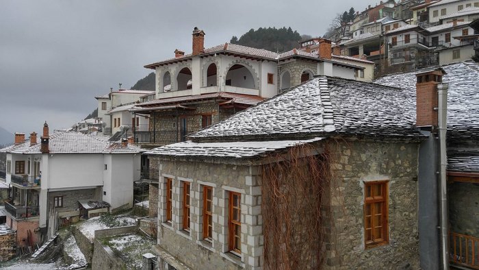 Το υπέροχο διαμάντι της Πίνδου. Κεραμιδένιες στέγες και ξύλινα χαγιάτια κρυμμένα ανάμεσα σε οξιές και έλατα!