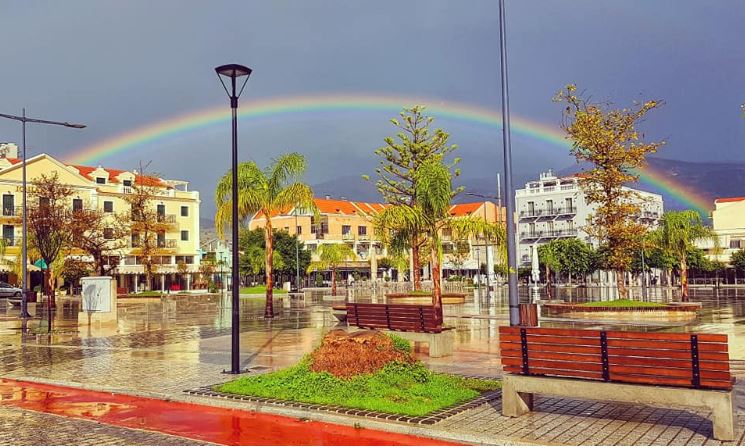 Αργοστολι: Το ουράνιο τόξο πάνω από την πλατεία Βαλλιάνου (pics)