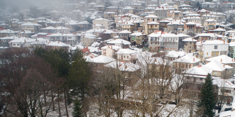 Χιονίζει στο Μέτσοβο και οι εικόνες μαγεύουν. – Στον 1 βαθμό Κελσίου ο υδράργυρος