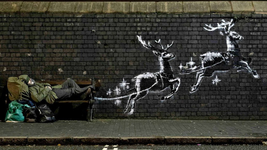 Το νέο έργο του Banksy για τον άστεγο «Άγιο Βασίλη» που σέρνουν οι τάρανδοι