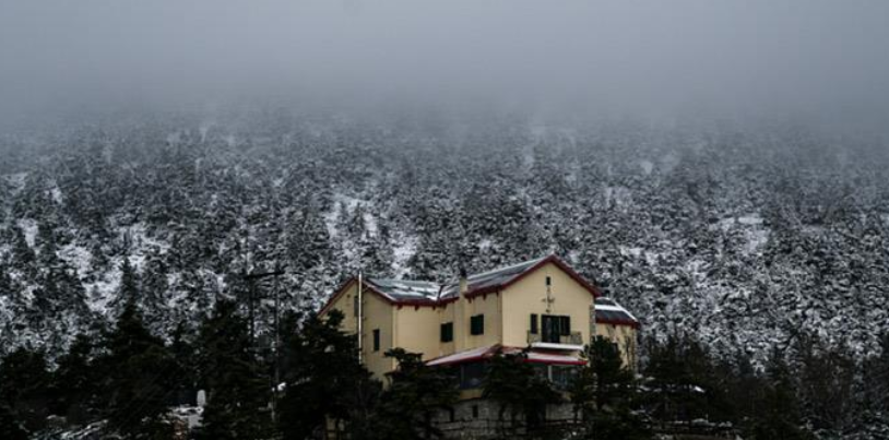 Χιόνια ξανα στην Πάρνηθα με τα βίντεο με το ολόλευκο τοπία να είναι μαγικά