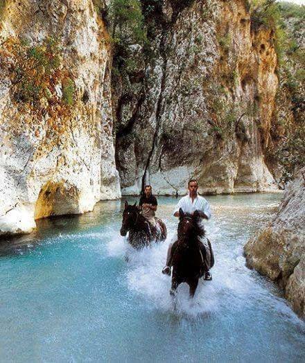 Το μικρό ελληνικό χωριουδάκι δίπλα στο ποτάμι. Καρτποσταλικές εικόνες που σου φτιάχνουν τη μέρα!