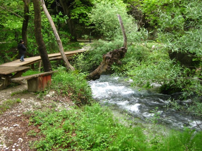 Το μικρό ελληνικό χωριουδάκι δίπλα στο ποτάμι. Καρτποσταλικές εικόνες που σου φτιάχνουν τη μέρα!