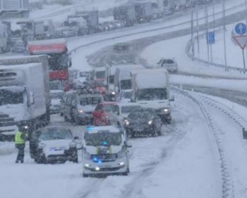 Snow drifts cut off major autoroutes throughout the Costas