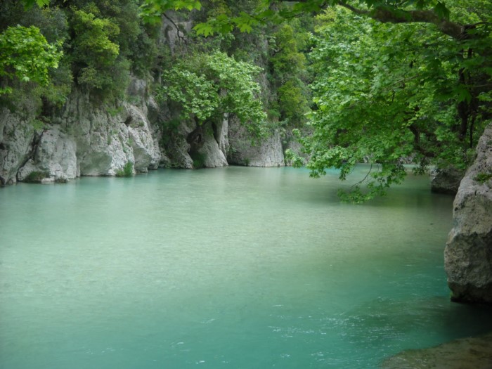 Το μικρό ελληνικό χωριουδάκι δίπλα στο ποτάμι. Καρτποσταλικές εικόνες που σου φτιάχνουν τη μέρα!