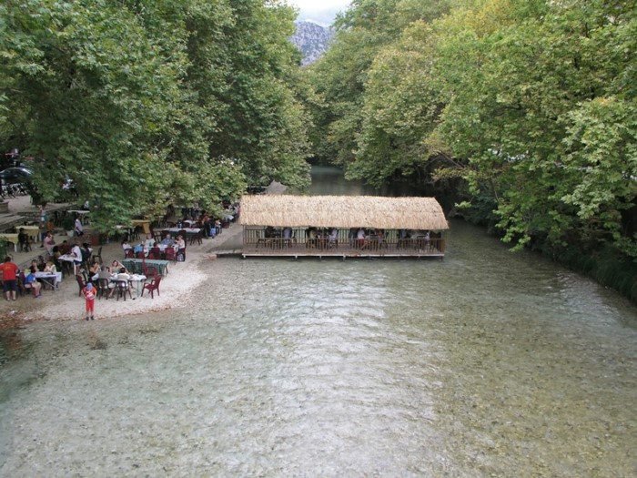 Το μικρό ελληνικό χωριουδάκι δίπλα στο ποτάμι. Καρτποσταλικές εικόνες που σου φτιάχνουν τη μέρα!