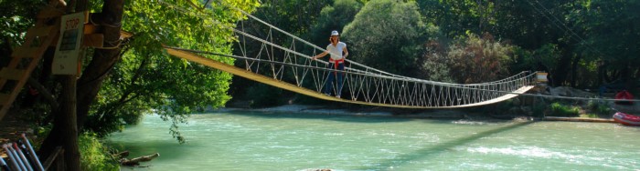 Το μικρό ελληνικό χωριουδάκι δίπλα στο ποτάμι. Καρτποσταλικές εικόνες που σου φτιάχνουν τη μέρα!