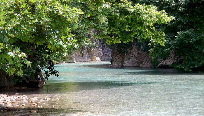 Το μικρό ελληνικό χωριουδάκι δίπλα στο ποτάμι. Καρτποσταλικές εικόνες που σου φτιάχνουν τη μέρα!