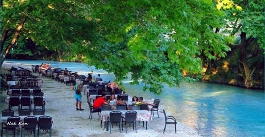 Το κρυμμένο μικρό Ελληνικό χωριουδάκι δίπλα στον ποταμό Αχέροντα, με τις πηγές και τα υπεραιωνόβια δέντρα