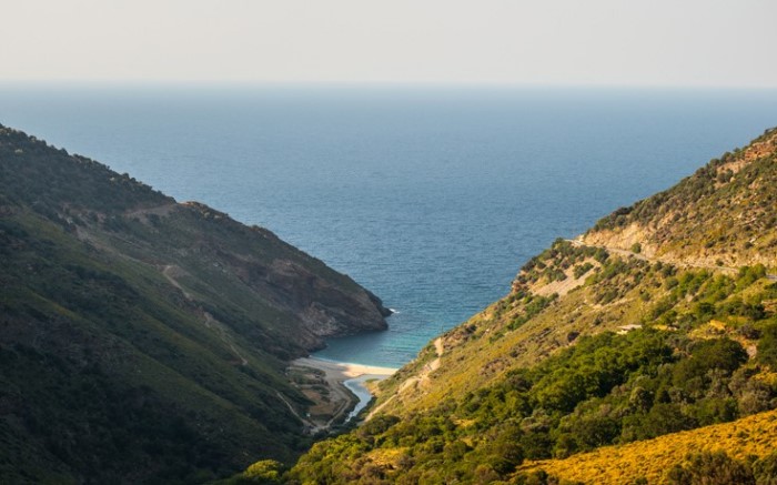 Η άγνωστη μαγική παραλία της Εύβοιας με το φαράγγι, τη λιμνούλα και τους.. σταλακτίτες!