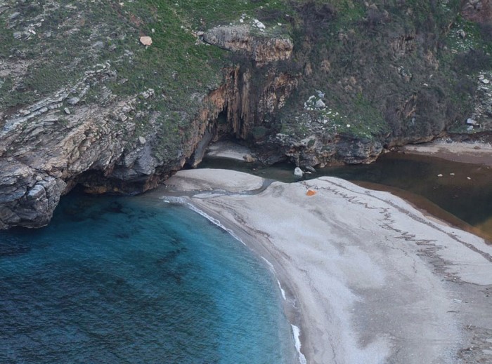 Η άγνωστη μαγική παραλία της Εύβοιας με το φαράγγι, τη λιμνούλα και τους.. σταλακτίτες!