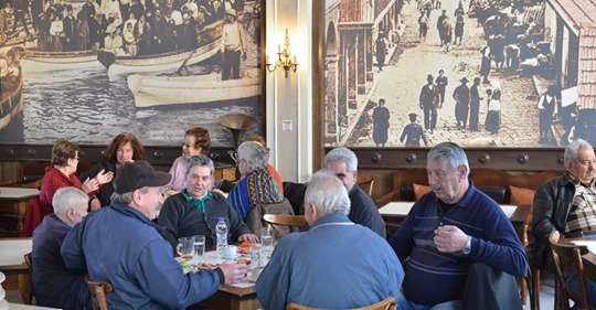 Γεμάτα τα καφενεία από ηλικιωμένους – «Τρέμουμε αλλά… τι να κάνουμε να μείνουμε μέσα;»