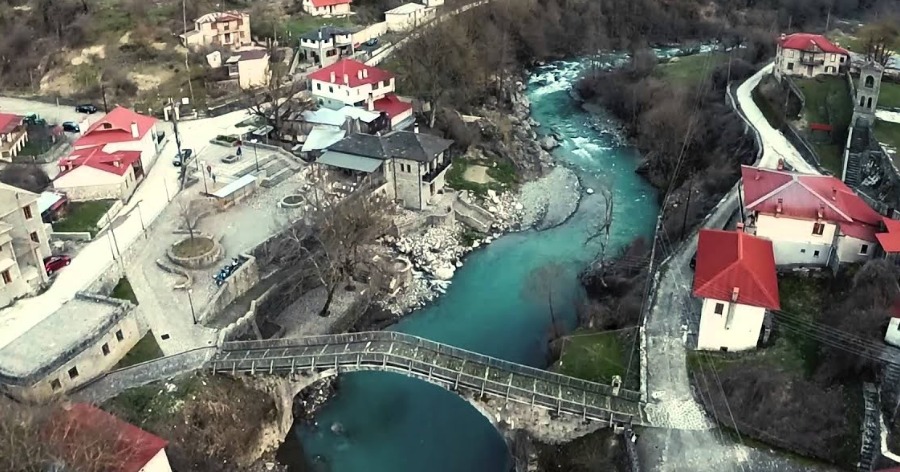 Το παραμυθένιο χωριό της Ελλάδος κοντά στα Ιωάννινα που ακόμη και τον Άυγουστο, κοιμάσαι με κουβερτούλα