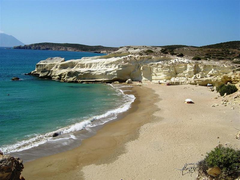 Η Μήλος ξεχωρίζει για τις πανέμορφες παραλίες της