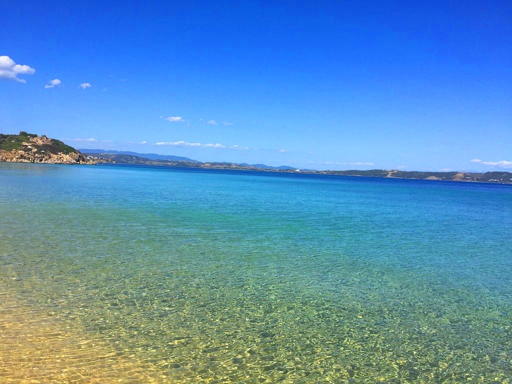 Φτηνές τιμές, νερά πισίνας, απόλυτη χαλάρωση: Το νησί που κάθε Αύγουστο παίζει χωρίς αντίπαλο (Pics)