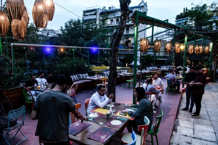 Απαγόρευση μουσικής: Η πανέξυπνη πατέντα μαγαζάτορα για να έχει η καφετέριά του μουσική εντελώς νόμιμα