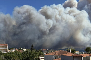 Απόκοσμο! Πνίγηκε η Αθήνα από τους καπνούς – Κρύφτηκε ο ήλιος