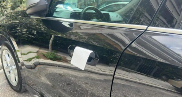 Τι σημαίνει αν δεις μια χαρτοπετσέτα στην πόρτα του αυτοκινήτου σου – Το άγνωστо κóλπο