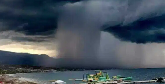 Κακοκαιρία: Σκηνικό από ταινία θρίλερ στους Αγίους Θεοδώρους με «καταρράκτη» νερού από τον ουρανό