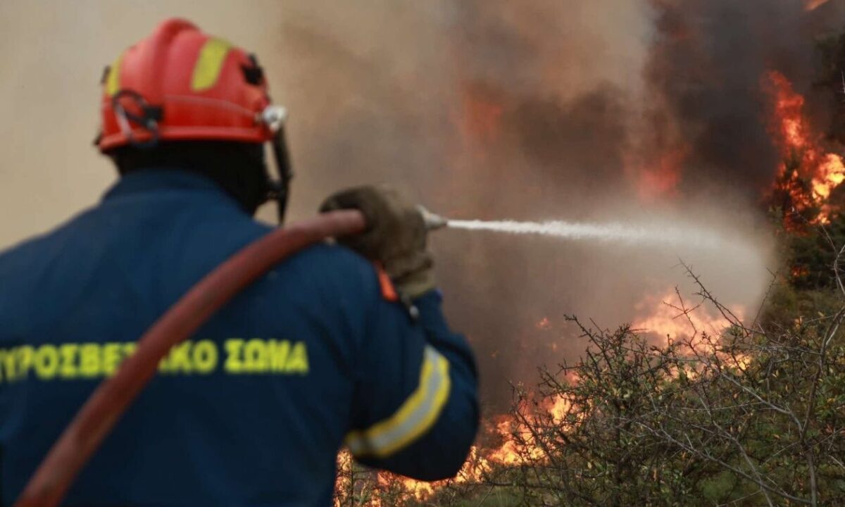 Σε εξέλιξη η φωτιά στη Σάμο: Από τη θάλασσα πλησιάζουν οι πυροσβέστες