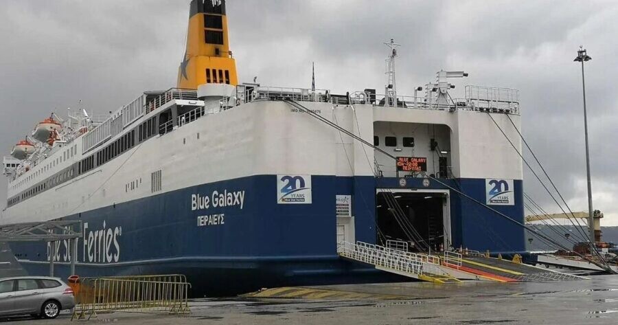 Βλάβη στον καταπέλτη του Blue Galaxy με 571 επιβάτες – Απαγορεύτηκε ο απόπλους