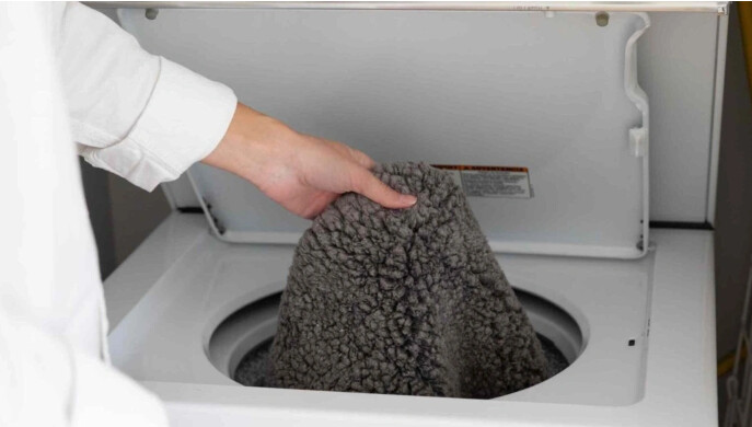 Ο «κανόνας» που πολλοί αγνοούν: Το αντικείμενο που απαγορεύεται να μπαίνει στο πλυντήριο με ρούχα ή πετσέτες