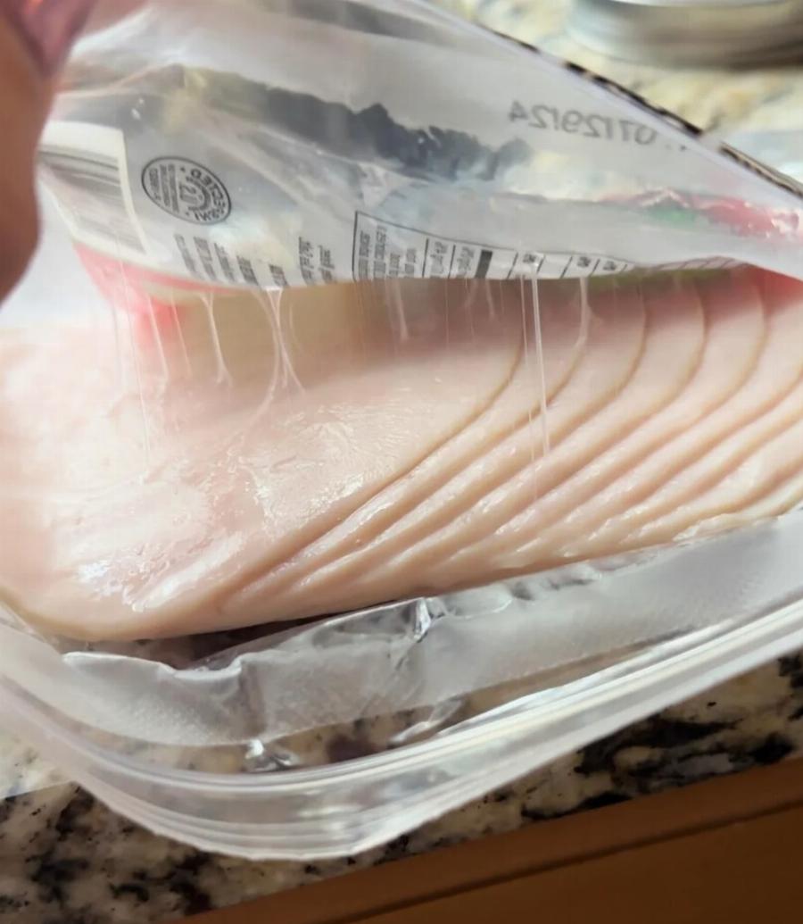 Αλλαντικά με γλίτσα: Ποιες είναι οι αιτίες και τι μπορεί να πάθεις αν τα φας